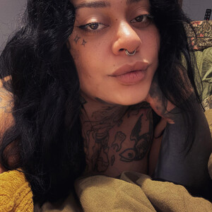 Devynavz Ebony webcam from Canada