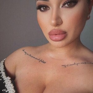 Isabelle_ featured webcam